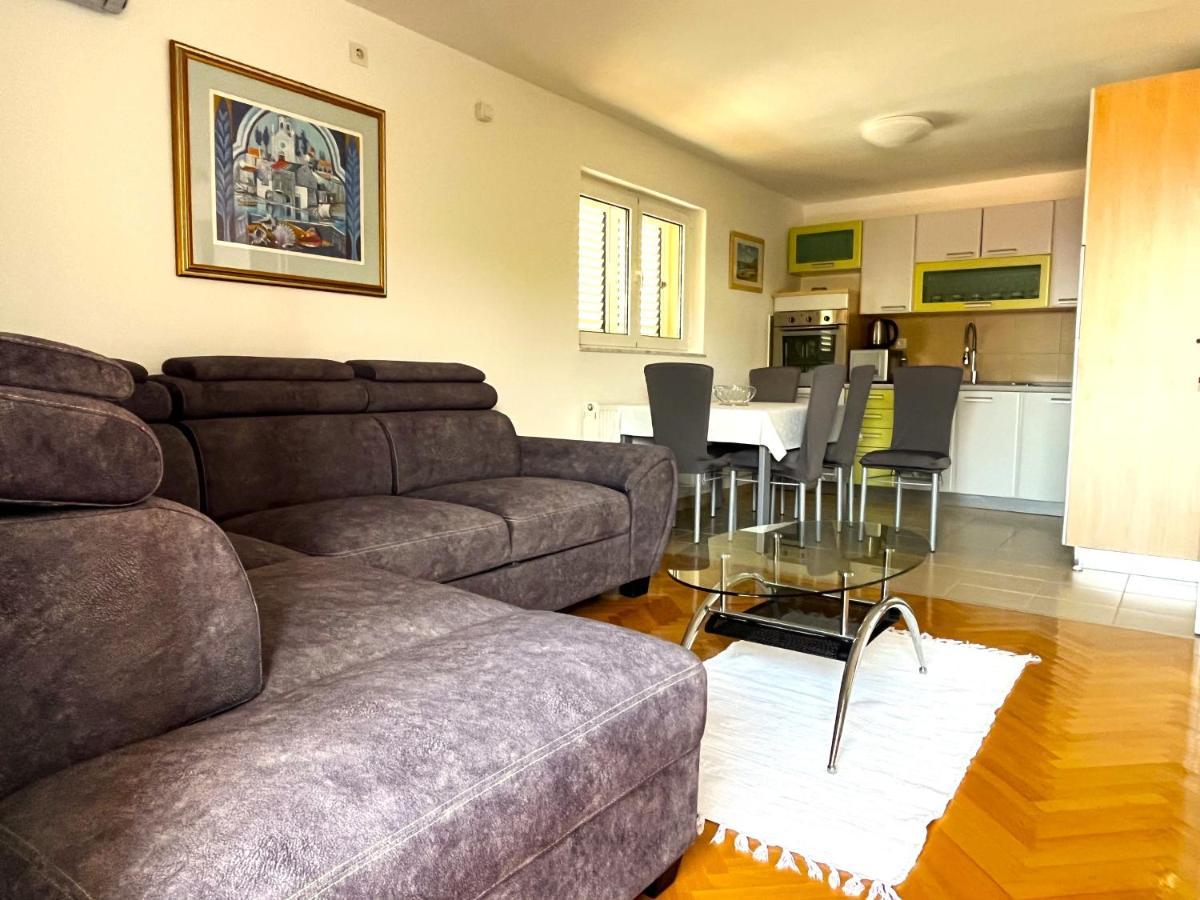 Apartment And Rooms Milak Rab Town Luaran gambar