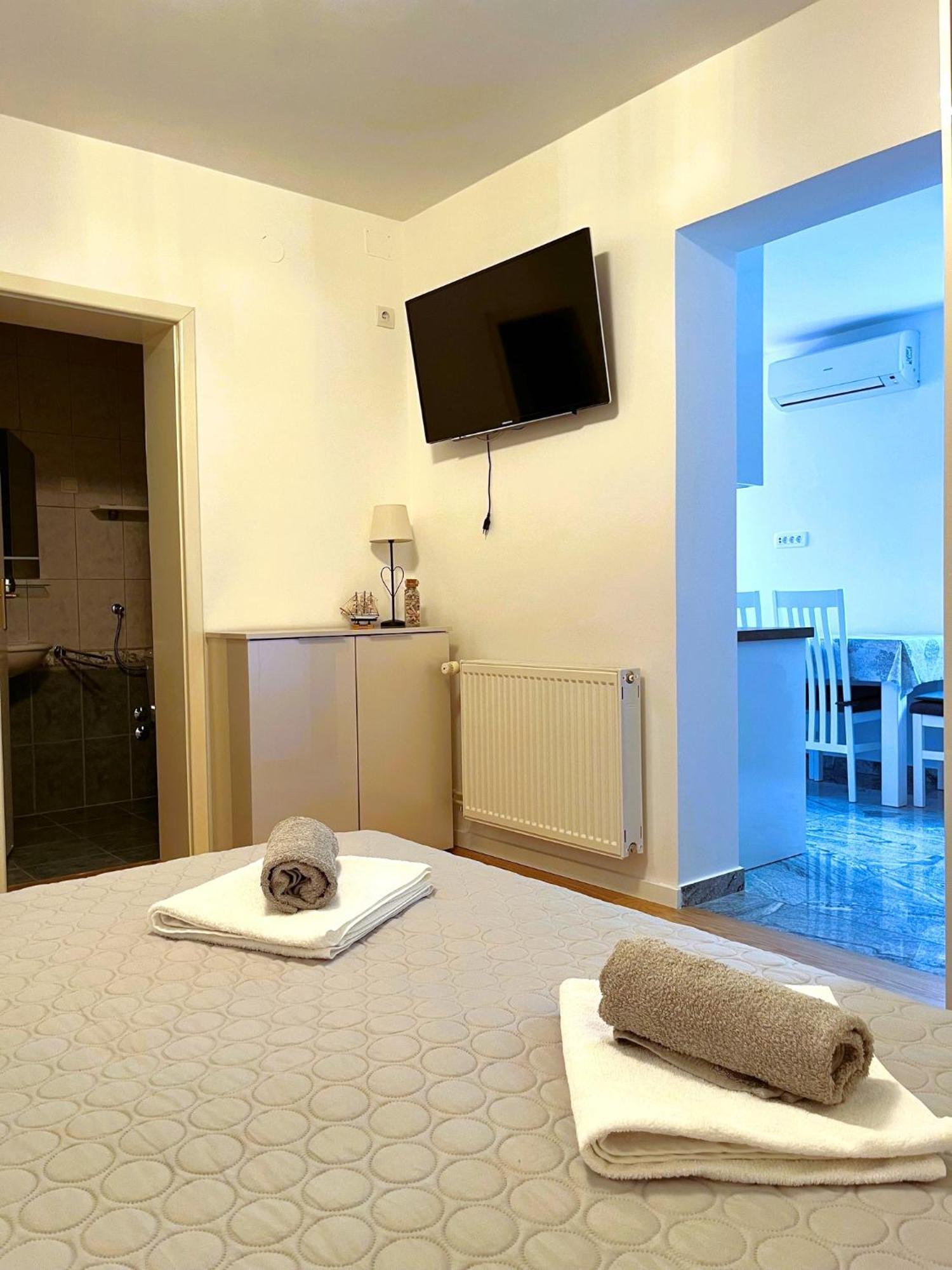 Apartment And Rooms Milak Rab Town Luaran gambar