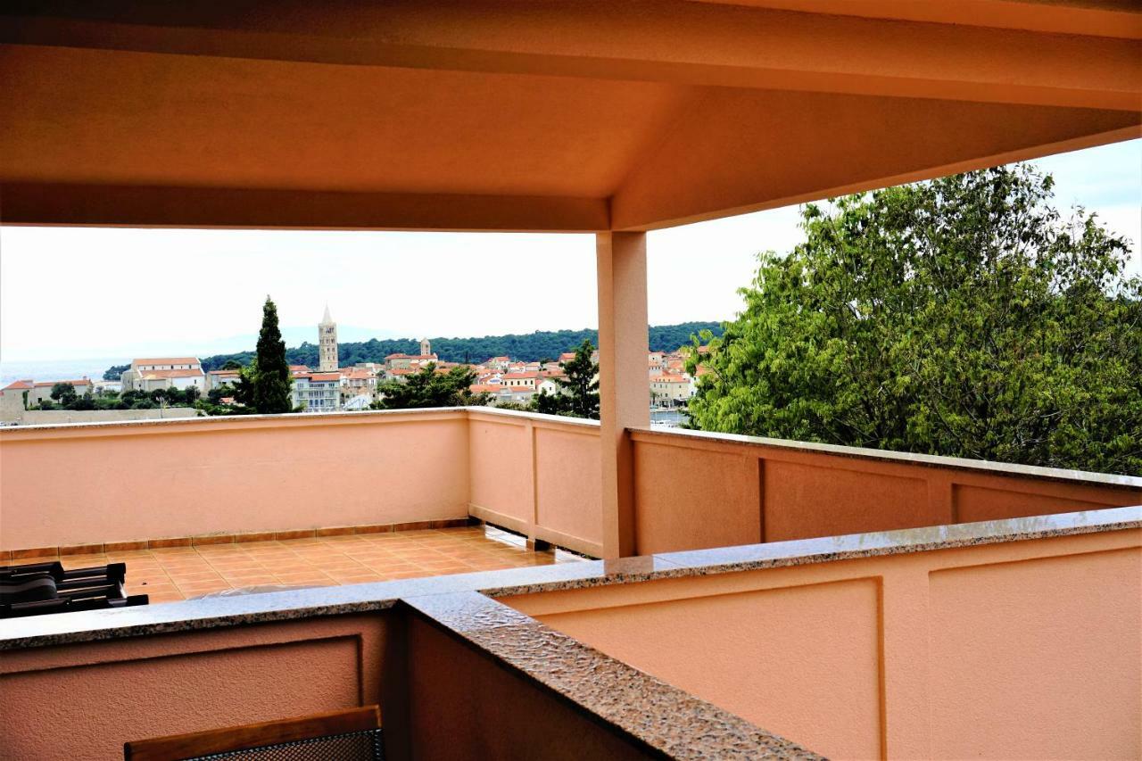 Apartment And Rooms Milak Rab Town Luaran gambar