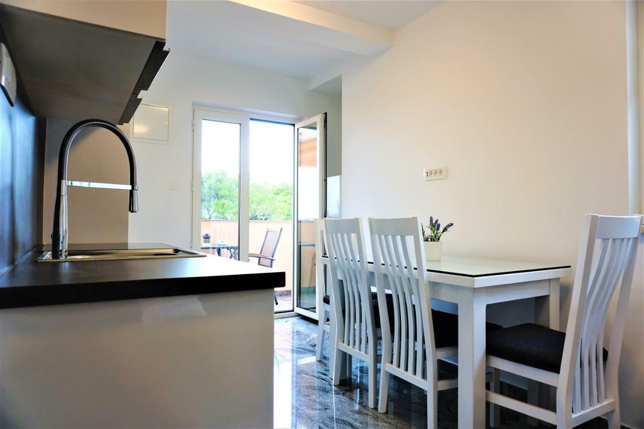 Apartment And Rooms Milak Rab Town Luaran gambar